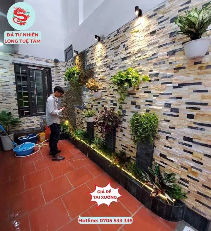 Đá ốp tường sân vườn với đá ghép bốn màu