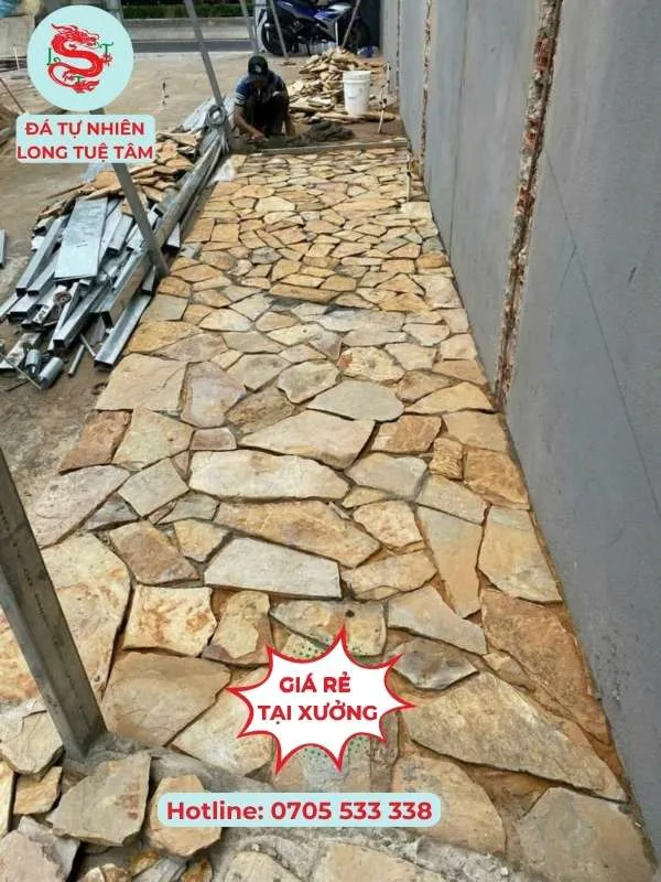 Đá chẻ lát sân với đá rối