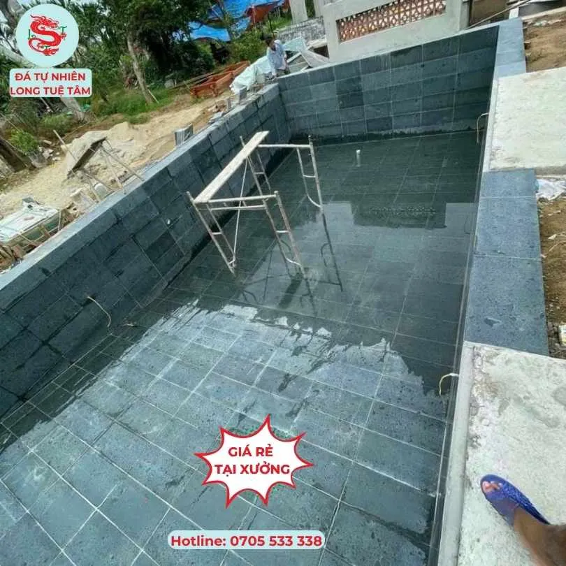 Đá xanh còn dùng để lát hồ bơi