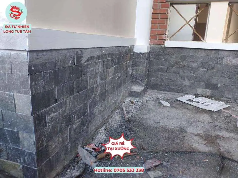 Đá dán chân tường với đá chẻ đen