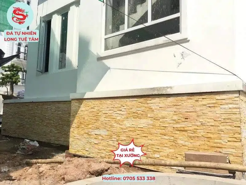 Ốp chân tường với đá ghép vàng