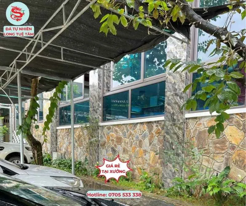 Đá ốp chân tường ngoài trời với đá rối cho nhà hàng