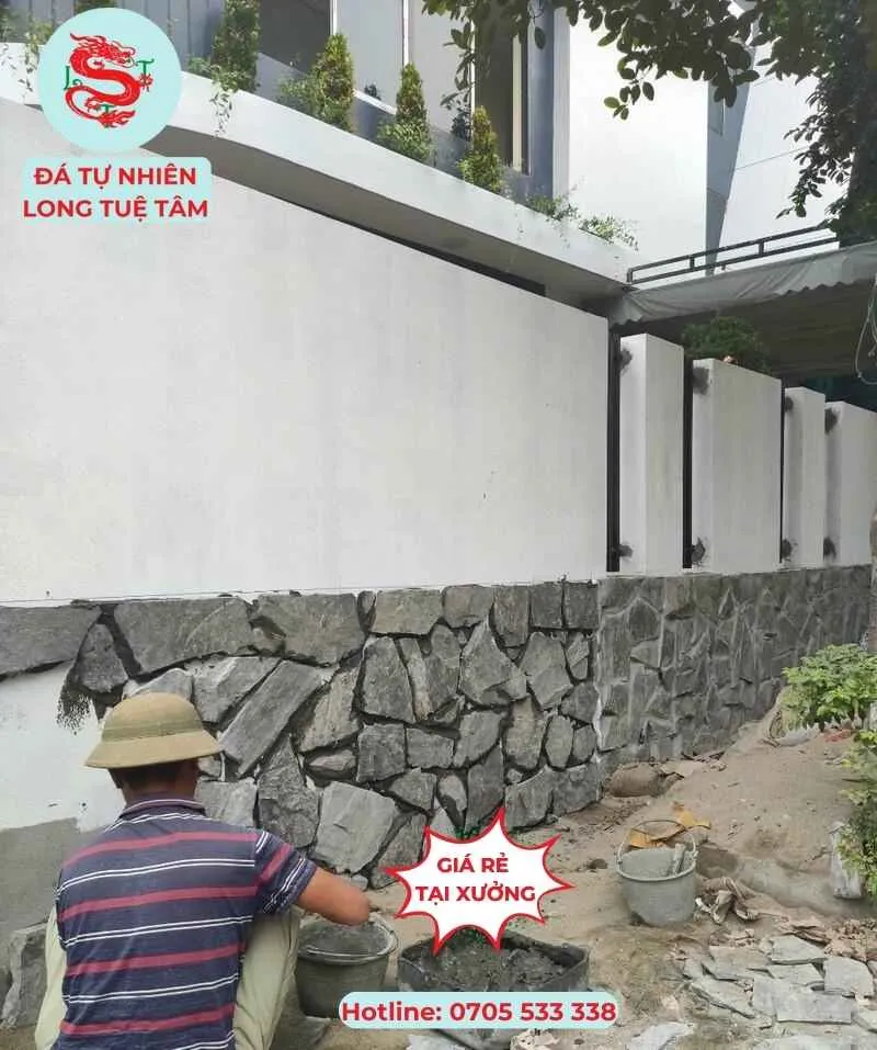 Đá ốp chân tường với đá rối đen