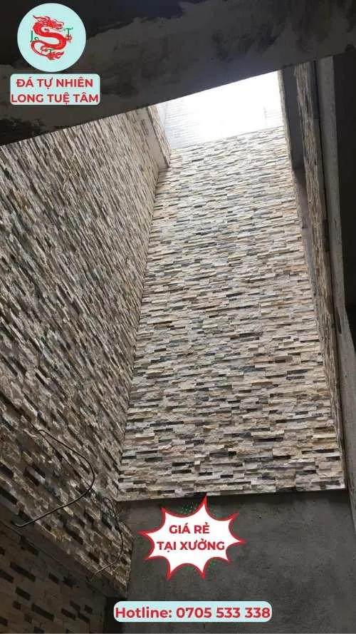 Đá ốp giếng trời với đá ghép 4 màu