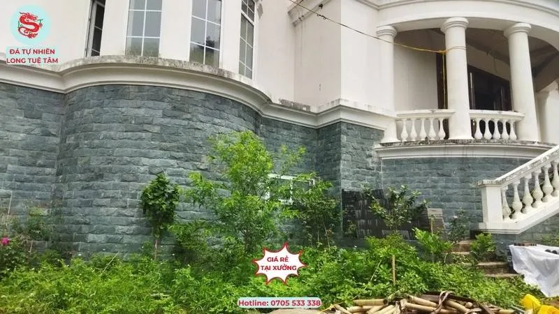 Ốp đá chân tường nhà với đá bóc xanh