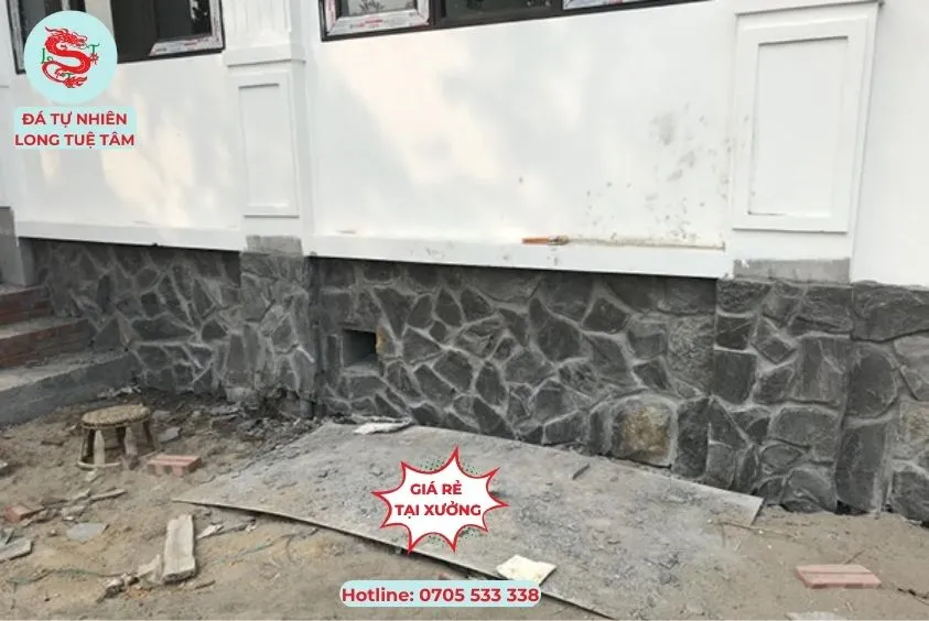 Đá ốp chân tường đẹp với đá rối đen