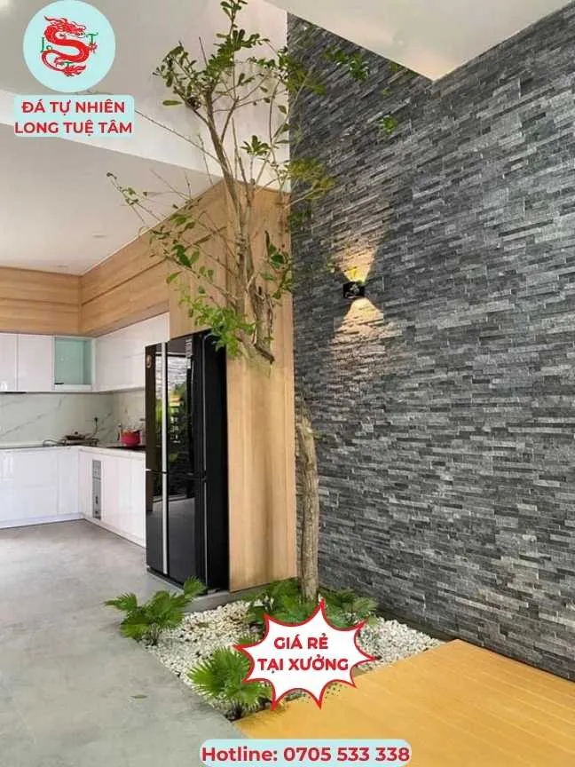 Ốp giếng trời với đá ghép đen ánh kim