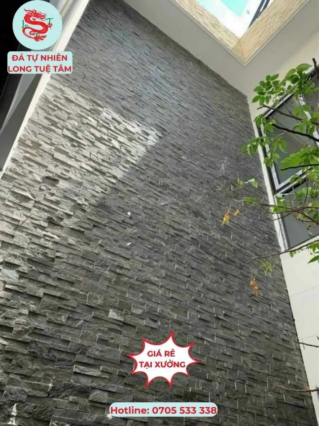 Ốp đá trang trí giếng trời với đá ghép xanh đen nổi bật