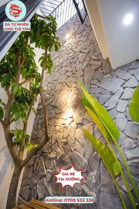 Ốp giếng trời với đá rối đen