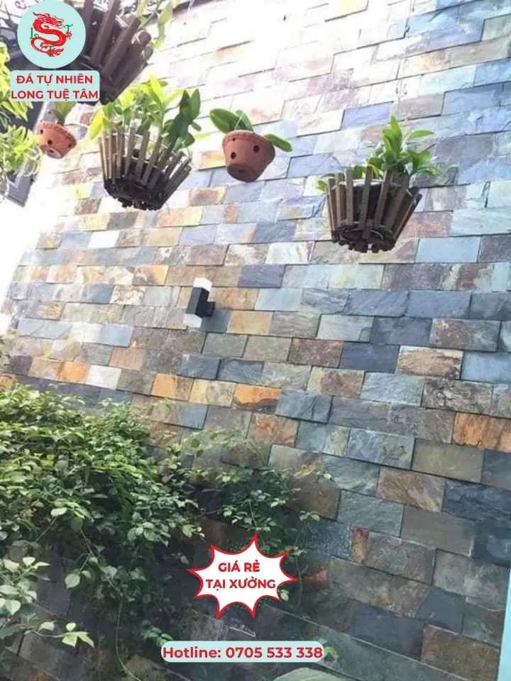 Ốp tường giếng trời với đá chẻ